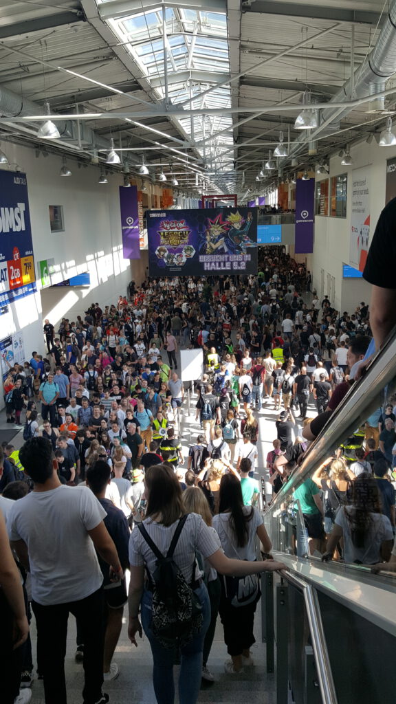 Blick von oben auf eine gut besuchte Gamescom-Halle 2019.
