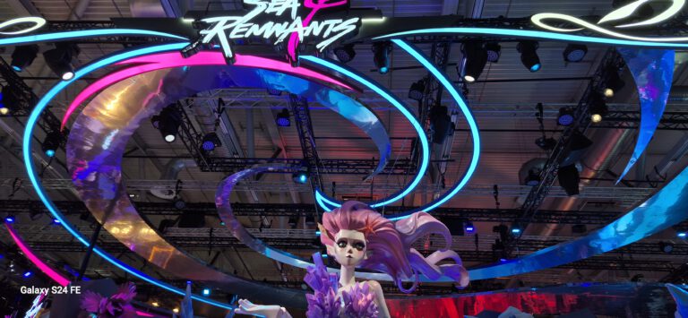 Futuristischer Gamescom-Messestand mit kreisförmiger Lichtinstallation.