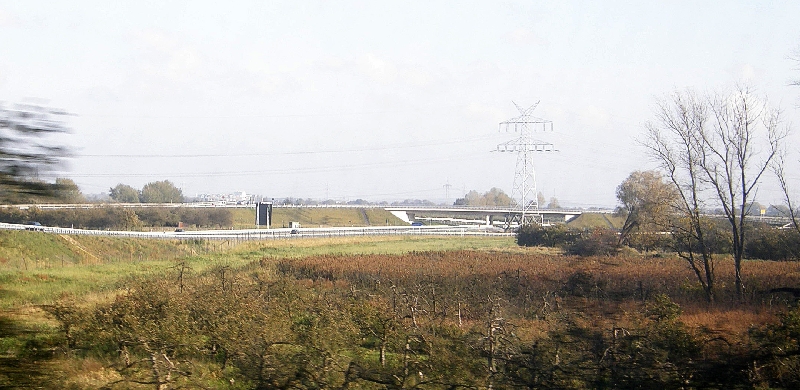 Blick auf die A26 bei Stade im Jahr 2009 mit einer Hochspannungsleitung