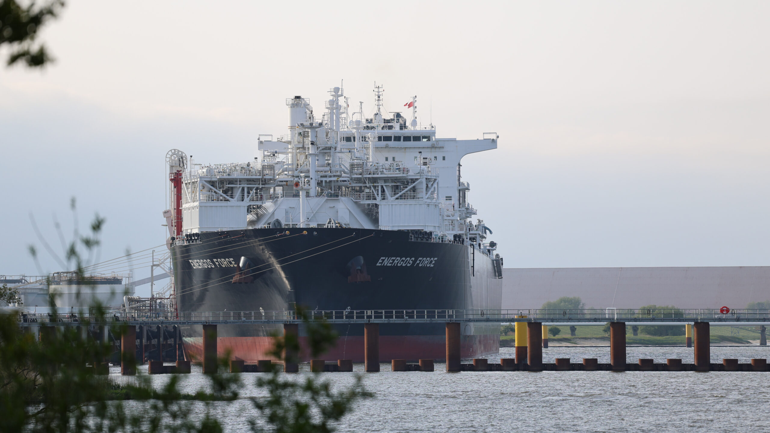 Das LNG-Terminalschiff Energos Force am Anleger im Stader Industriehafen