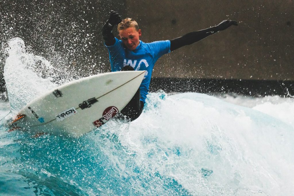 Surfer auf einer künstlich erzeugten Welle in einem Wellenbecken; Symbolfoto, nicht Stade