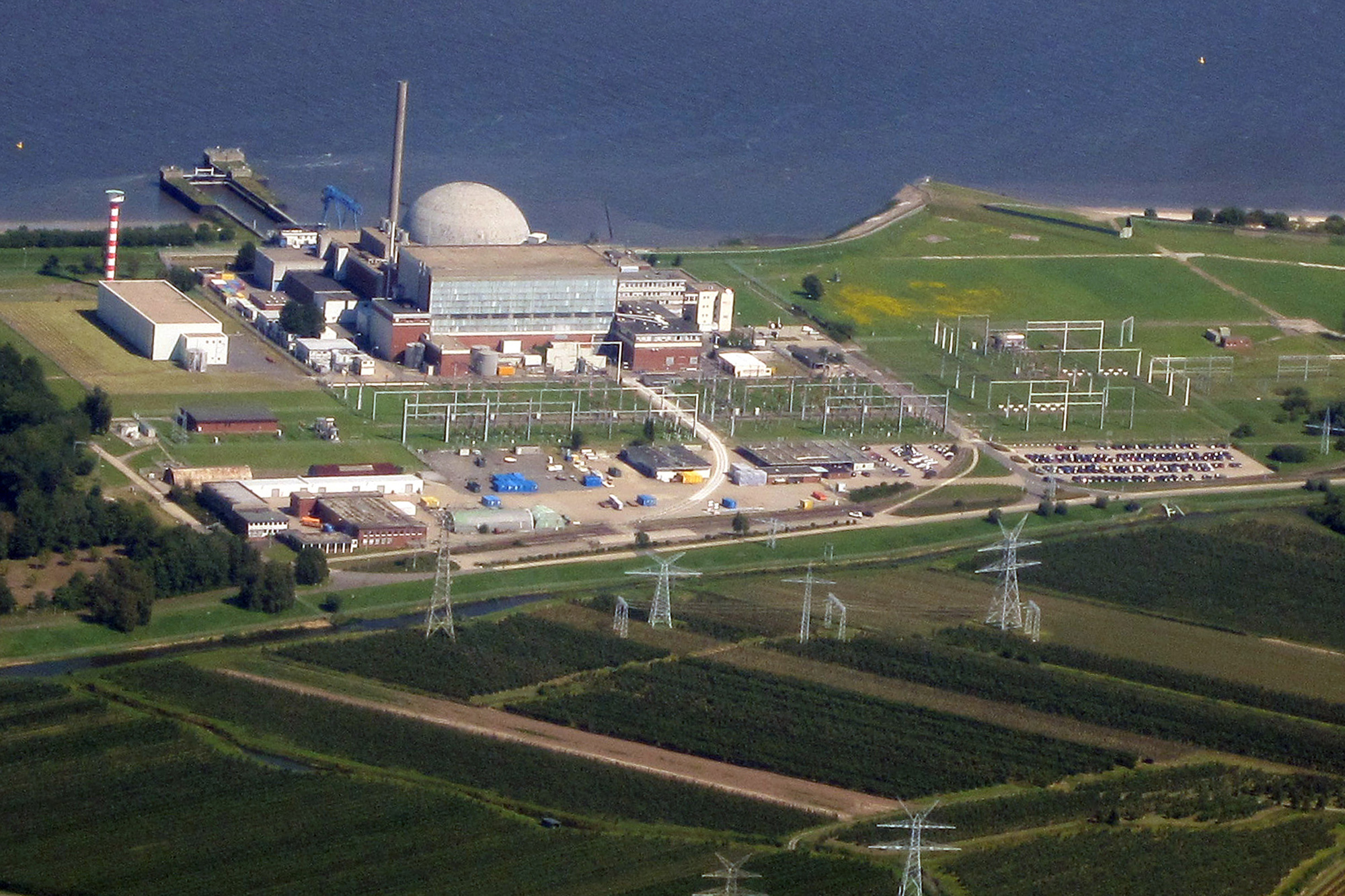 Luftaufnahme des Kernkraftwerks Stade an der Elbe im Jahr 2011
