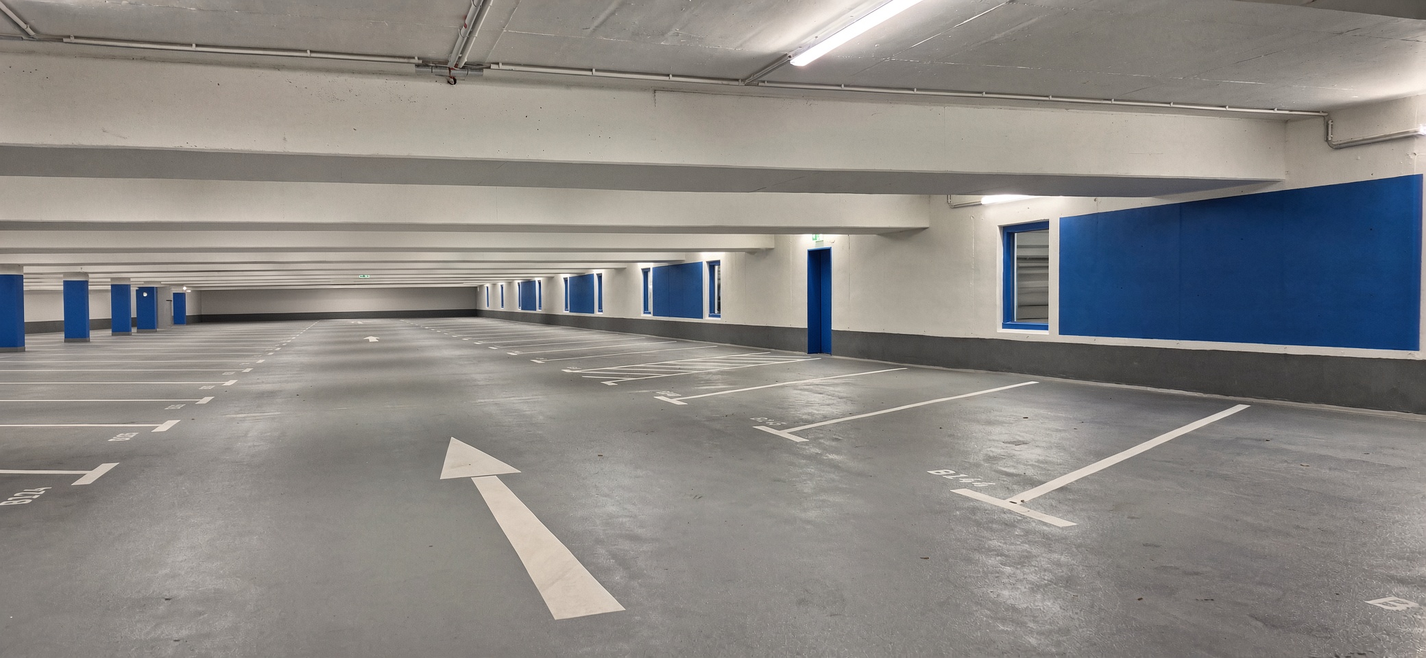 Sanierte und wieder geöffnete obere Ebene der Parkgarage Am Sande in Stade