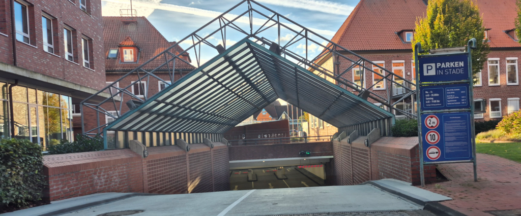 Einfahrt der Parkgarage Am Sande in Stade mit Schrankenanlage und Kamera
