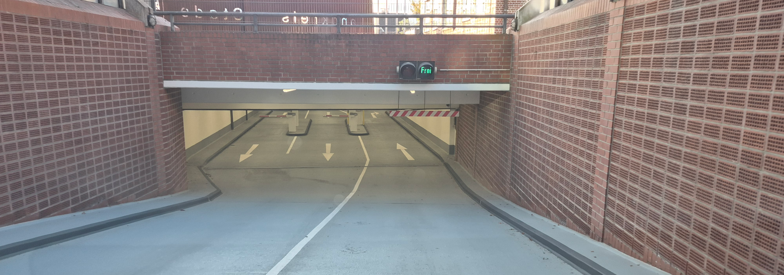 Einfahrts- und Schrankenbereich der Parkgarage Am Sande in Stade