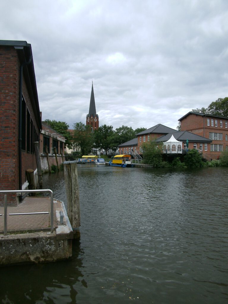 Sportboothafen in Buxtehude am Wasser